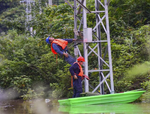 南方電網全力抗擊暴雨 搶修保供電