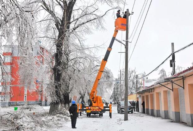 受強雨雪大風(fēng)冰凍天氣影響，吉林延邊全力搶修供電線路