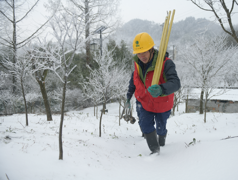 國(guó)網(wǎng)余姚市供電公司冰雪中的逆行者