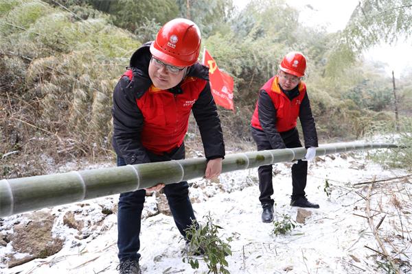 國網(wǎng)壽寧縣供電公司：風(fēng)雪巡線 守護(hù)電網(wǎng)