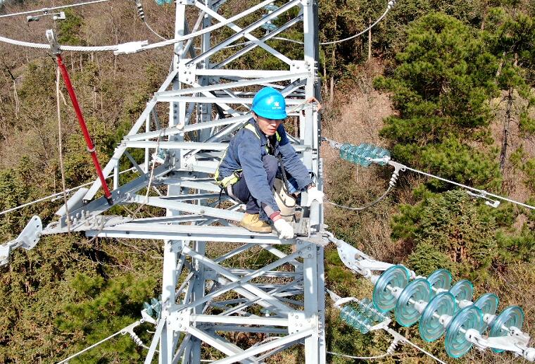 國(guó)網(wǎng)余姚市供電公司線路檢修消缺守好山區(qū)供電“生命線”