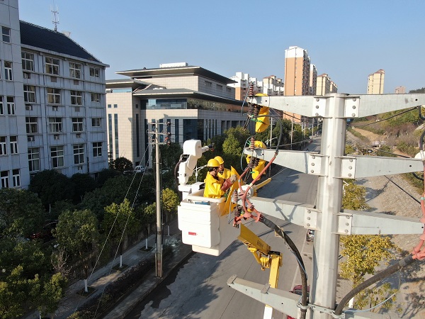 國網(wǎng)樂安縣供電公司開展帶電作業(yè)保電網(wǎng)迎峰度冬