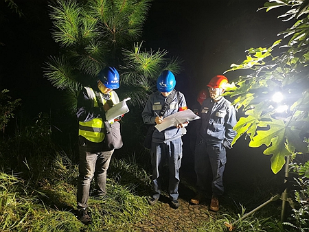 鳳慶供電局配電管理所連夜搶修只為縮短停電時(shí)間