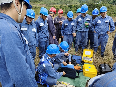 鳳慶供電局開(kāi)展接地電阻儀、直流試送儀的培訓(xùn)