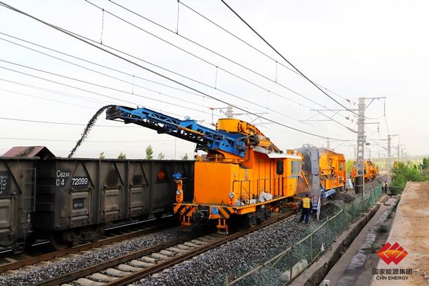 國家能源集團鐵路裝備完成準池鐵路線路機械清篩作業(yè)任務(wù)