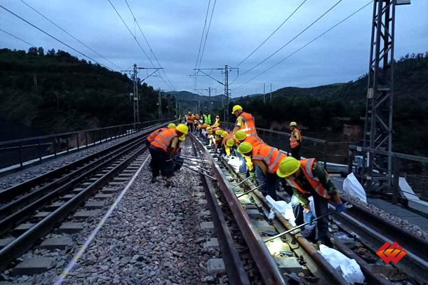 包神鐵路神朔公司完成人工更換長軌條施工