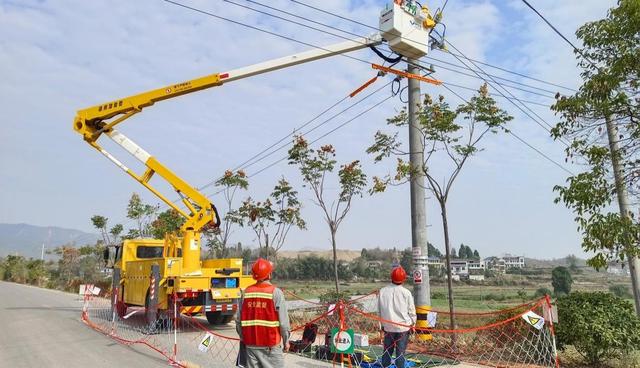 國網(wǎng)瀘溪縣供電公司帶電作業(yè)“帶”來客戶滿意