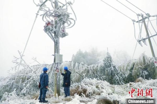 累計(jì)171條線路覆冰 廣西電力部門全力抗冰保電