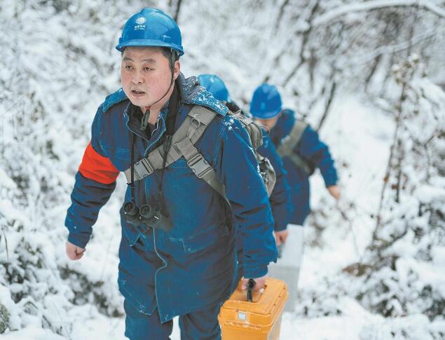 【國(guó)網(wǎng)楷?！恐芗t亮：巡行秦嶺深處 守護(hù)線路安全