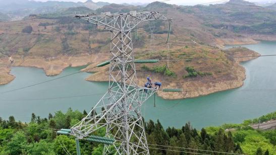 貴州興義供電局高空之上，用責(zé)任守護(hù)安全送去光明