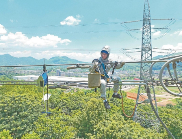 福建福州供電公司“無人機(jī)+小飛人”帶電檢修