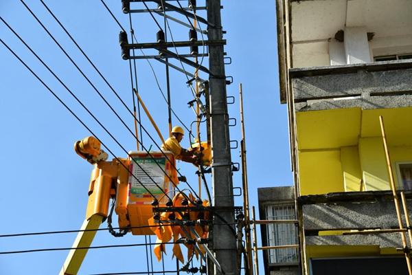 冒高溫帶電作業(yè) 消除安全隱患