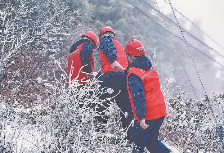 重慶石柱縣供電公司踏雪進(jìn)山去巡線